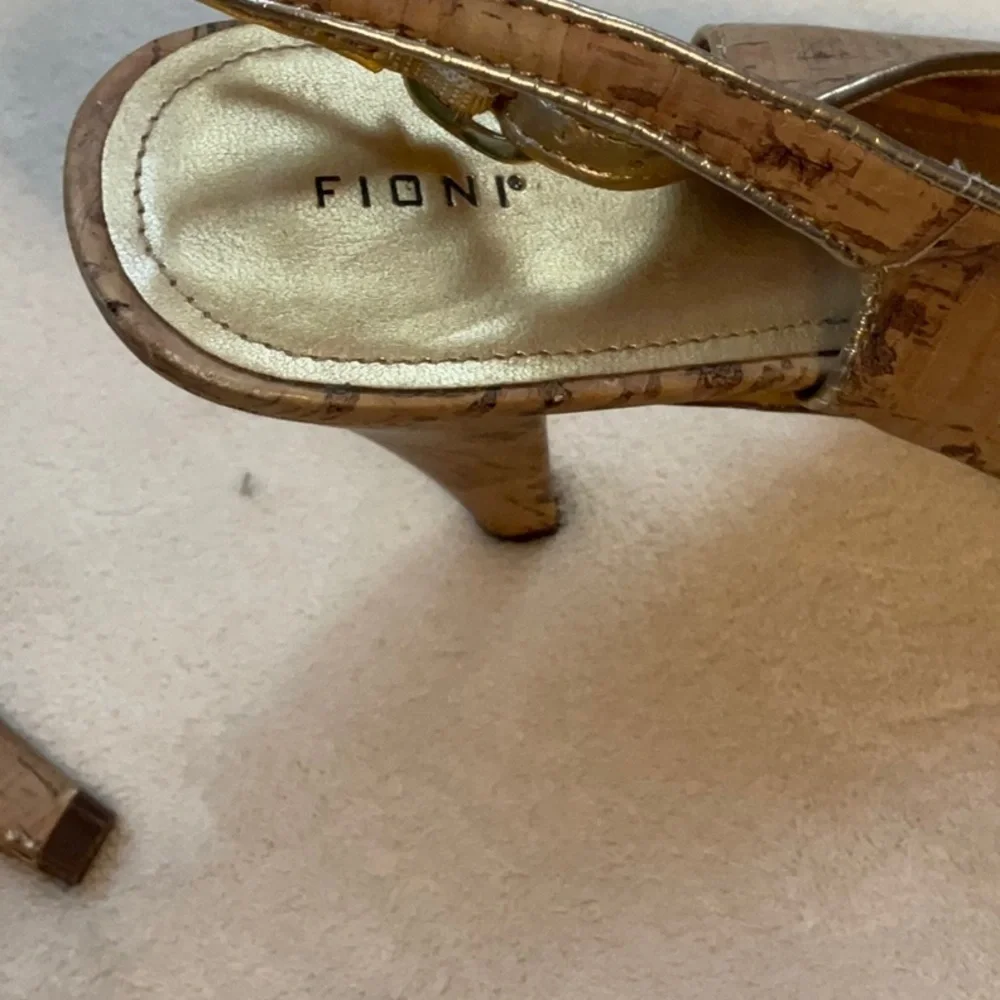 FIONI Clothing Tan and Gold Heels Slingback